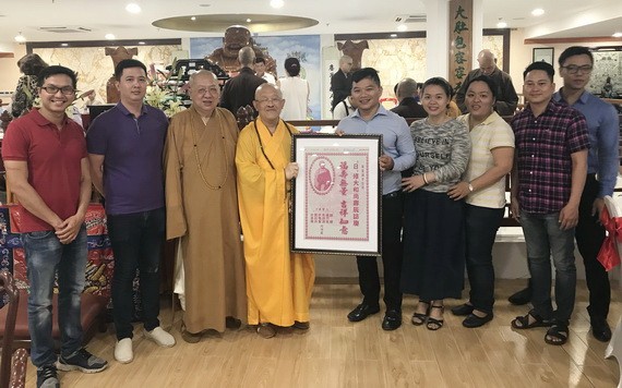 釋日修大和尚（左四）生前對華人青年予以寄往，鼓勵大家致力保護民族傳統。