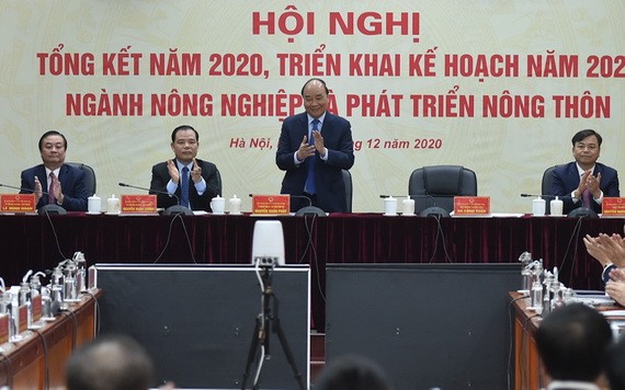 政府總理阮春福（中）出席農業與農村發展部總結2020年任務會議。（圖源：VGP）
