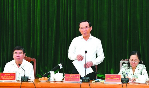 市委書記阮文年（中）在會上致詞。（圖源：越勇）