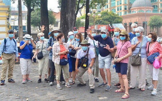 國際旅客參觀本市旅遊景點時合影留念。（圖源：施紅）