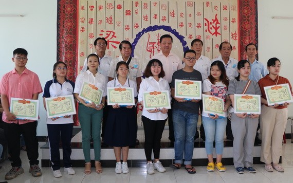 梁萬榮理事長(後排左三)與各位理事同獲獎大學生合照。