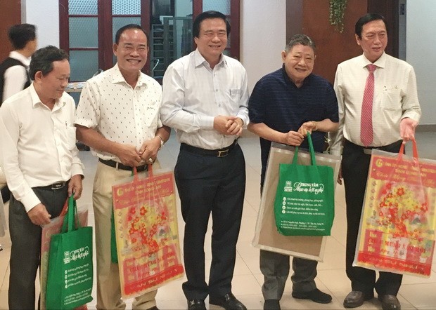 華人企業關愛隆安省貧戶及少兒 ảnh 1