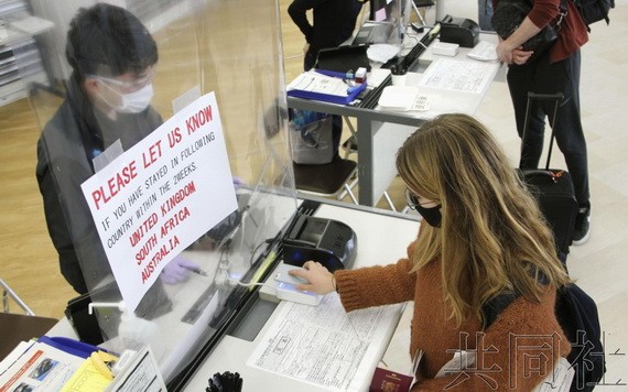 日本多個機場啟用入境電子問卷系統。（圖源：共同社）