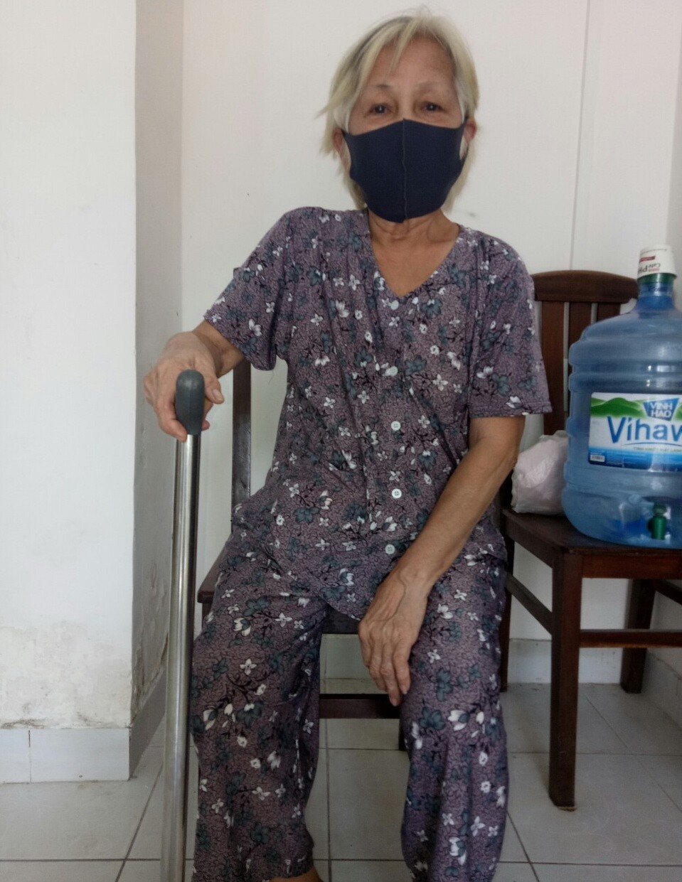 陳燕瓊年紀大腳力差，要靠拐杖助行。