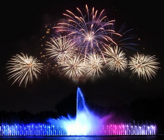 蓮潭公園今晚推出音樂噴泉煙花秀。