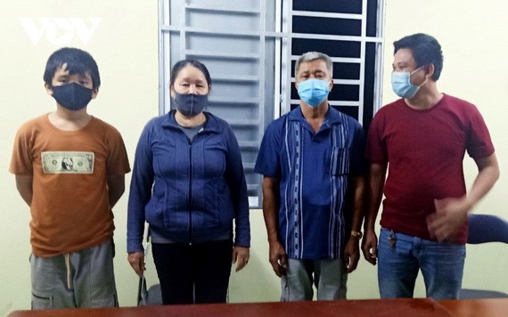 被扣押的 4名非法入境者。（圖源：VOV）