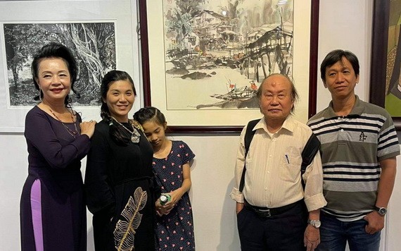 人民藝人張路（右二）與畫家們參加畫展開幕儀式。