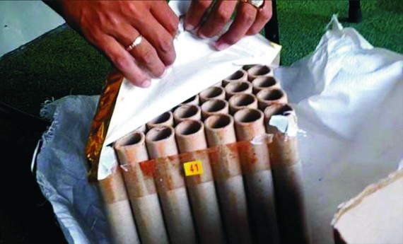 商販指引燃燒進口鞭炮。