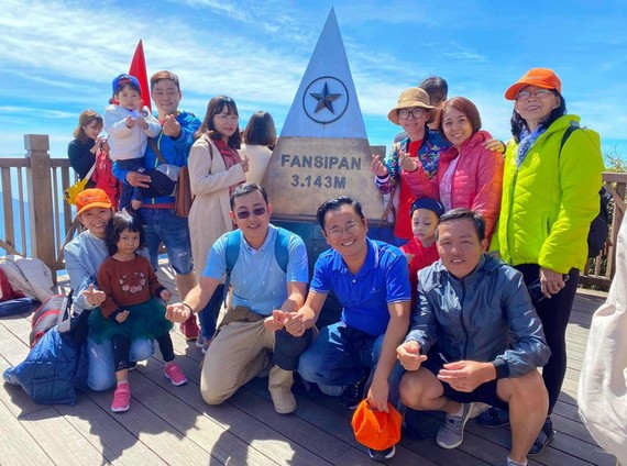 遊客觀光老街省沙巴市番西邦峰。