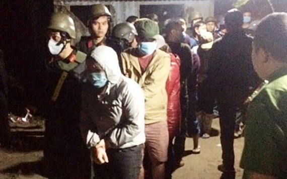 被當場抓獲的賭徒。（圖源：VOV視頻截圖）