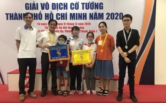 華人名棋手范啟源(左一)與獲獎棋手合影。