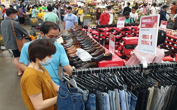各大超市在元旦期間推出大減價活動，吸引了眾多消費者前來購物。