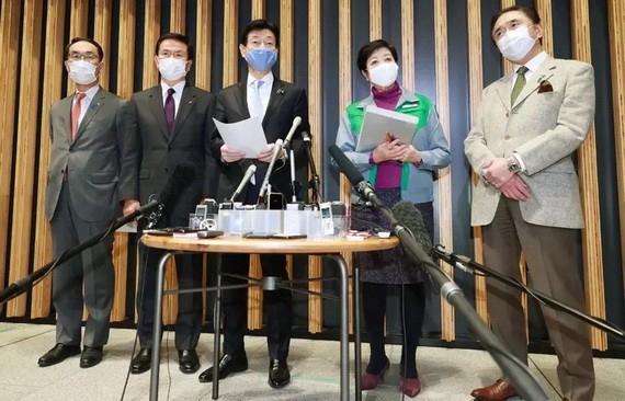 日本首都圈東京都知事小池百合子（右二）、埼玉縣知事大野元裕（左一）、千葉縣知事森田健作（左二）、神奈川縣知事黑岩祐治（右一）和經濟再生擔當相西村康稔（中）二日對媒體發表談話。（圖源：AFP）