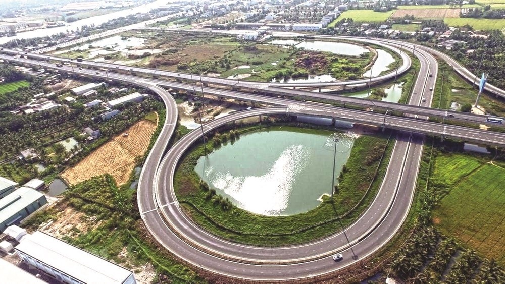 完善交通基礎設施有助促進經濟發展。