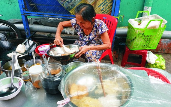 李大娘在賣炒米粉。