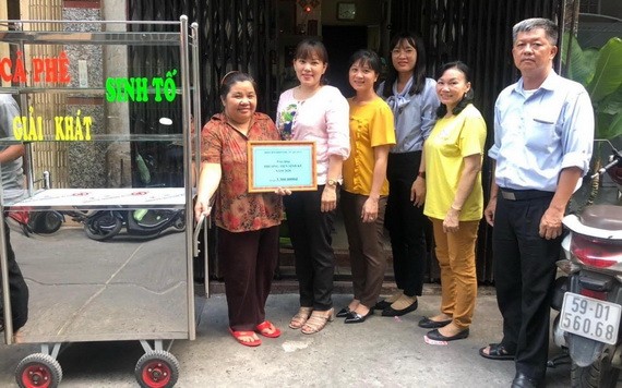 華人婦女畢家麗獲贈送謀生工具。