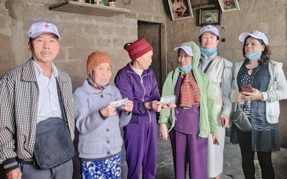 華人熱心人士黃(張)森煒(左一)向中部災民贈送賑濟品。