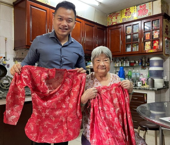 利蘇妹向陳列室捐贈其60年前結婚時穿的裙褂。