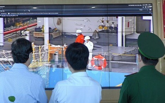 防疫工作團經監控視頻監察吉萊港的防疫工作。