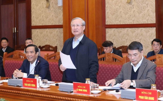 黨中央書記處常務書記陳國旺（前中）主持會議。（圖源：越通社）