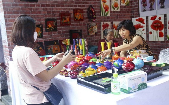 一名遊客在選購磨漆手工藝品。（圖源：俊德）