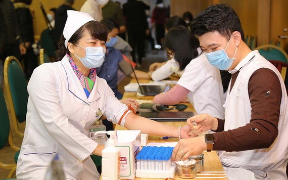 許多組織、機關、個人積極捐血救人。