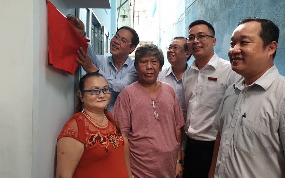 華人貧困戶獲建贈溫情屋