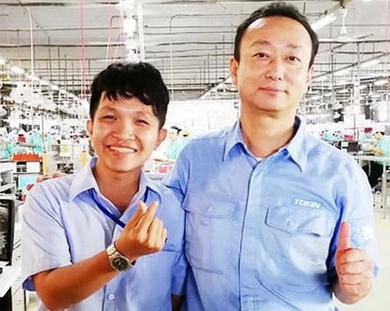 張志忠（左）與同事在廠房合影。