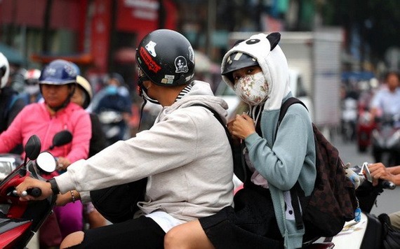 本市天氣逐漸轉冷，許多市民外出騎車時都披上了厚衣。（圖源：玉陽）