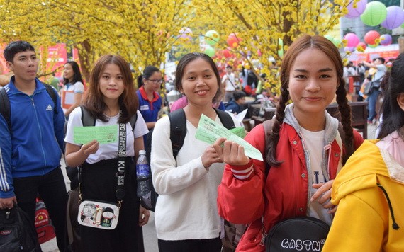 圖為去年返鄉過年的大學生領取車票。（圖源：德維）