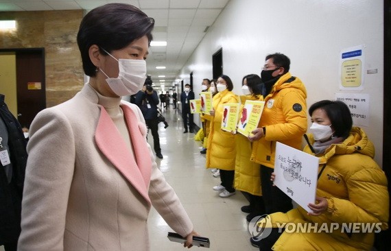 1月7日，在國會，正義黨議員示威抗議。左為法務部長官秋美愛。 （圖源：韓聯社）