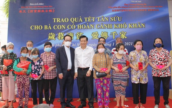 阮玉英主編(右五)與張豐裕總經理向同胞贈送禮物。