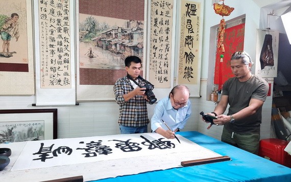 越南之聲廣播電台採訪人民藝人張路