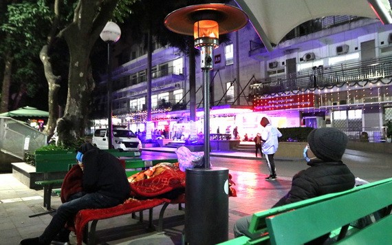 兩名病人家屬在取暖器周邊取暖。（圖源：黎富）