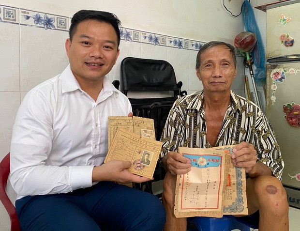 鍾貴有（右）把收藏已久的華人證件與資料捐給陳列室。