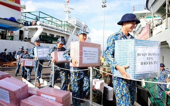 海軍第四區第146旅的士兵們將春節禮物搬上船運送至長沙群島。（圖源：慶和報）