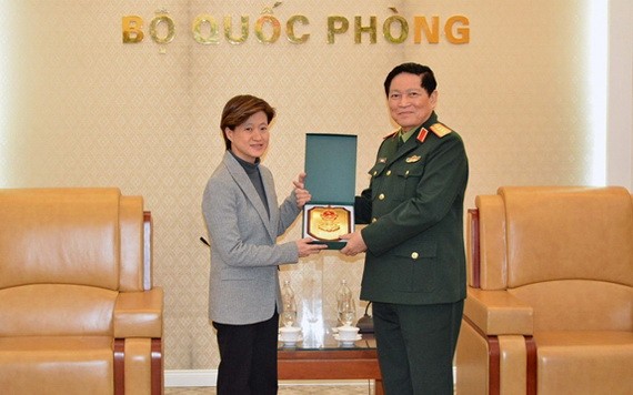 國防部長吳春歷大將（右）向新加坡駐越特命全權大使凱瑟琳‧王贈送紀念品。（圖源：黃宇）