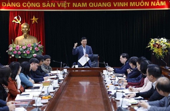 中央宣教部長武文賞（中）主持會議。（圖源：越通社）