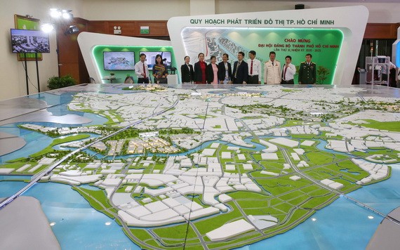 代表們參觀看守德市建設藍圖。