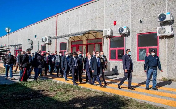 2020年12月15日，意大利司法部長視察改建的審判室。（圖源：AFP）