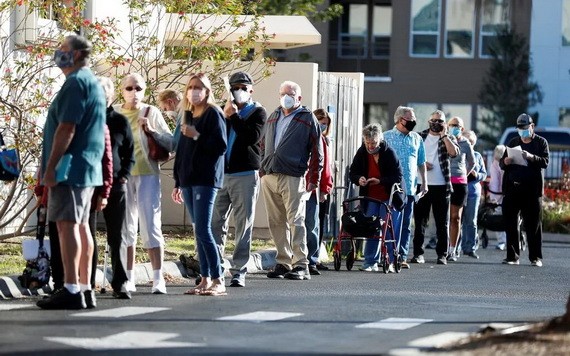 人們在美國佛羅里達州薩拉索塔的診所排隊等候接種疫苗。（圖源：路透社）