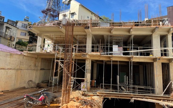 施工中的President酒店工程項目造成周邊許多民房發生下陷，存在倒塌危機。（圖源：寶雯）