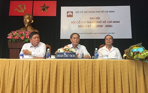 阮文瓊（中）蟬聯2020-2025年任期市古文物協會主席一職。（圖源：保平）