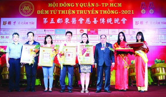 第五郡領導及東醫會代表向各長期贊助單位頒發感謝狀。