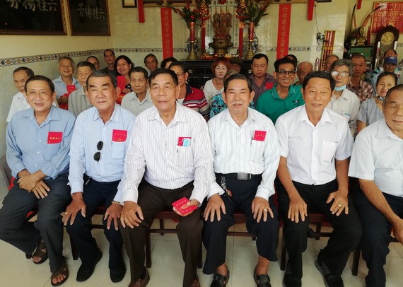 六桂堂宗祠各長老領取禮物、利是後合照。