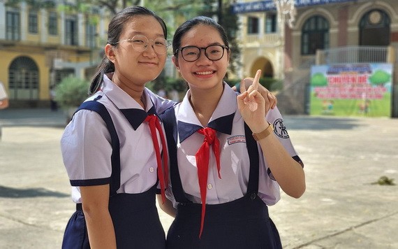 阮玉慶齡（右）和好同學慶安經常用英語交談、爭論以提高英語水平。