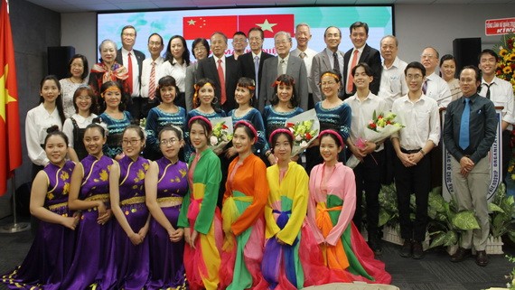 領導、貴賓與參加文藝表演的大學生合照留念。