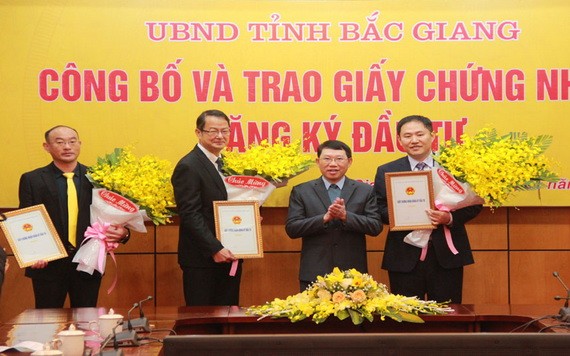 北江省領導向各外國投資商頒發證書。（圖源：北江報）