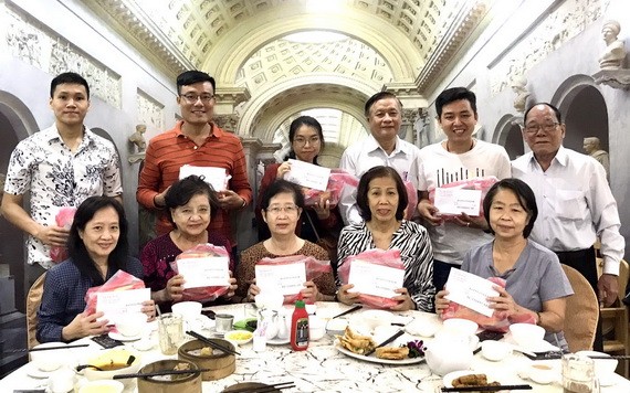 劉厚全先生(後排右一)向各位老師贈送新年禮物。