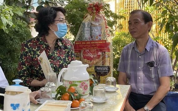 市祖國陣線委員會主席蘇氏碧珠向華人退休幹部梁鴻德拜年。